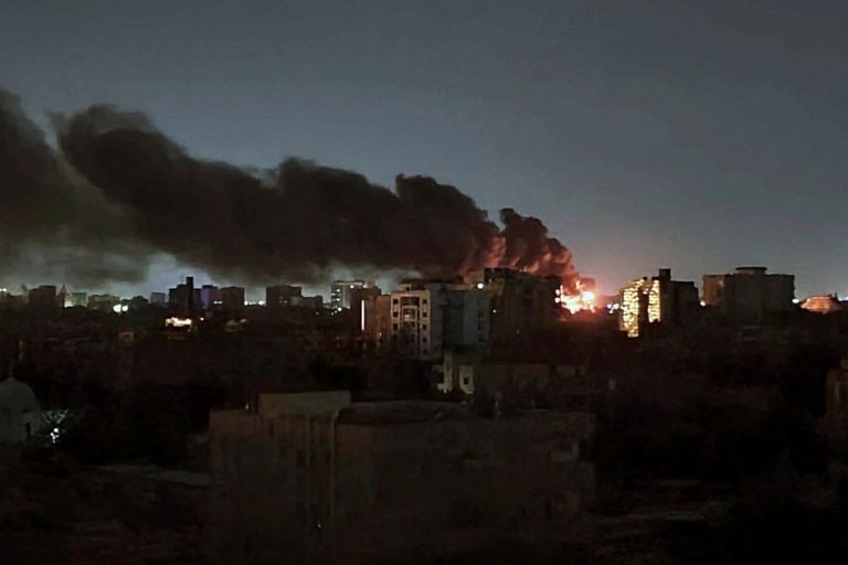 تصاعد الدخان بسماء الخرطوم جراء المعارك