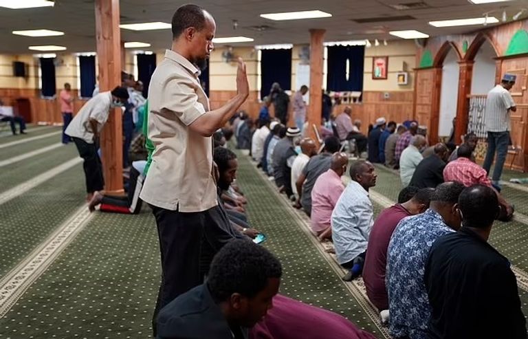 مسلمون يؤدون الصلاة في ملعب هنتنغتون بمدينة مينيابوليس