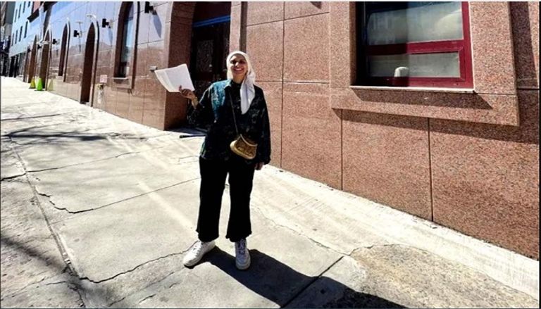 الشابة المصرية، رنا عبد الحميد، المقيمة في الولايات المتحدة، تحمل تصريح رفع الأذان