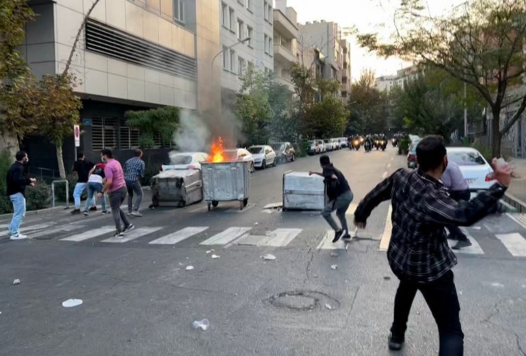 احتجاجات عارمة في إيران منذ مقتل مهسا أميني