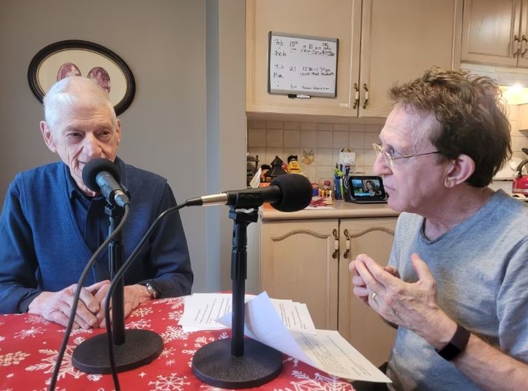 روبرت خلال استضافته مع الدكتور براين جولدمان العجوز رون روبرت