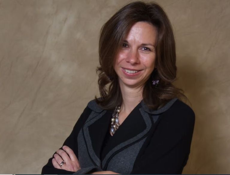 الباحثة الدكتورة نيكول أندرسون العجوز رون روبرت