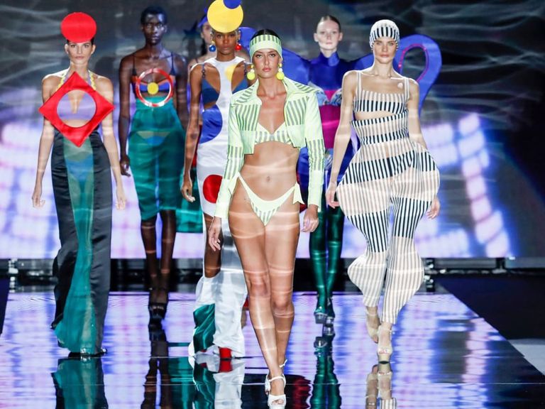 أول عرض أزياء بالذكاء الاصطناعي