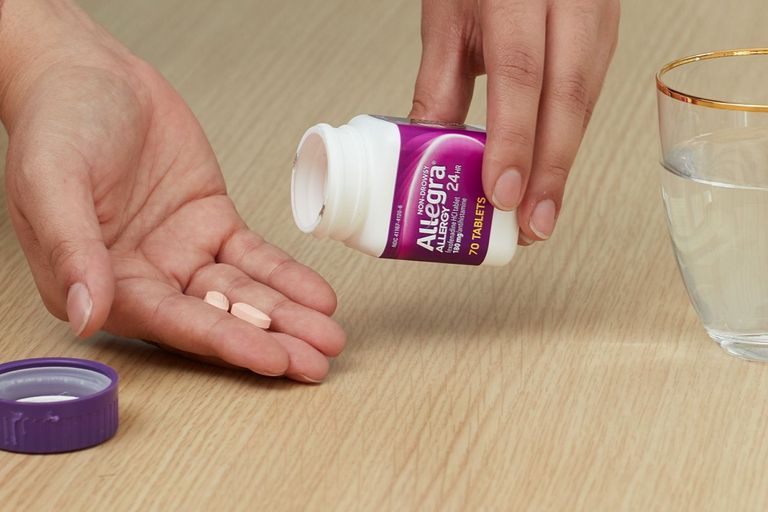 شخص يتناول أدوية البرد مع الحساسية - تعبيرية