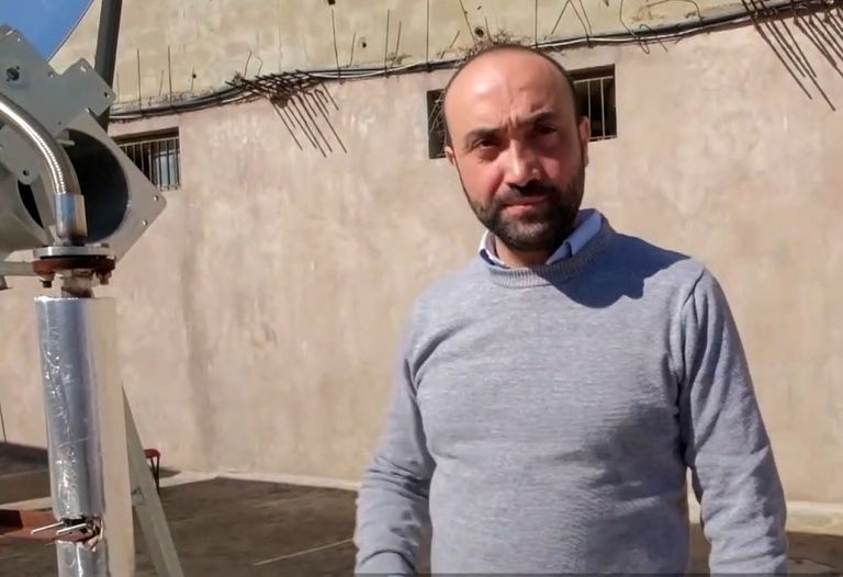 الألواح تعلو بناية المخبز