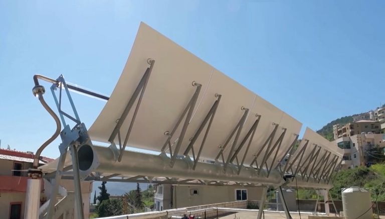 الألواح تعلو بناية المخبز