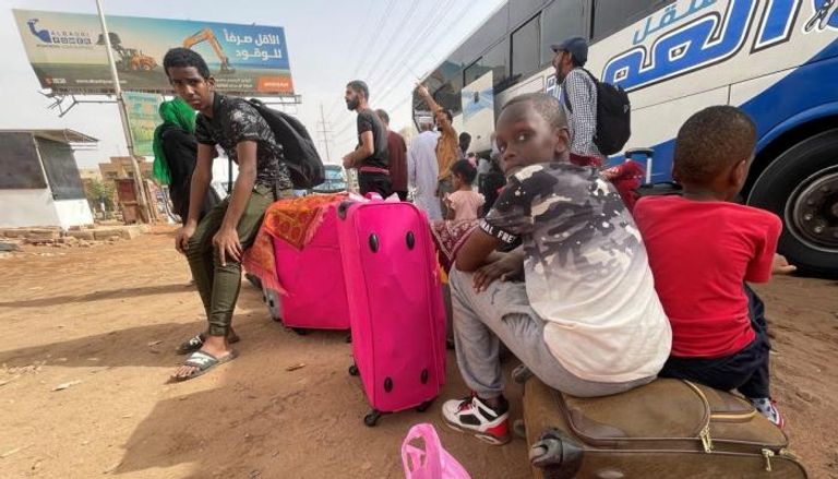 سودانيون يفرون من المواجهات العسكرية