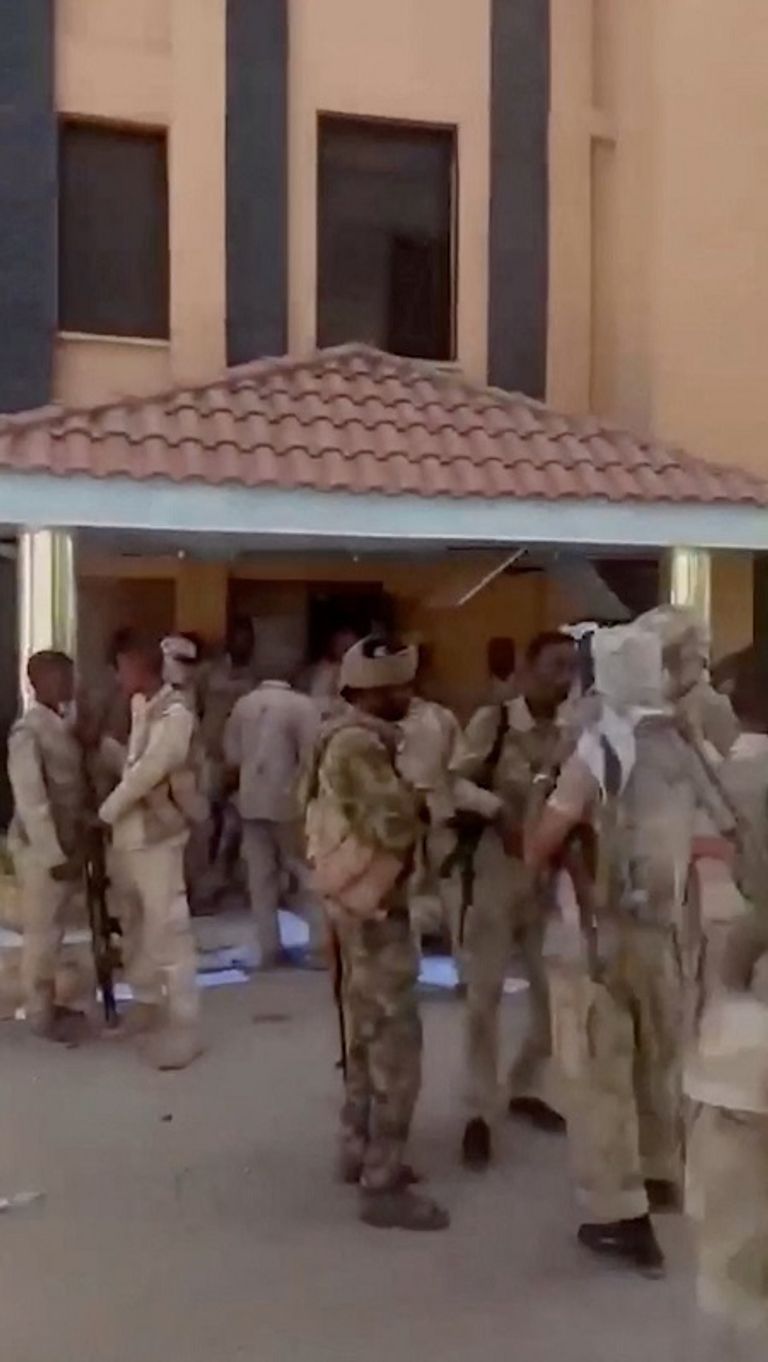 جنود من قوات الدعم السريع - رويترز وزير الدفاع السوداني ياسين إبراهيم