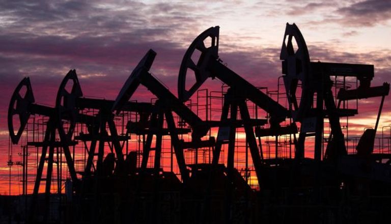 النفط يتراجع في ظل الغموض المحيط بالتوقعات الاقتصادية