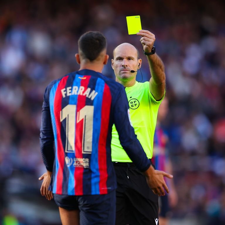 ماتيو لاهوز الحكم الإسباني ماتيو لاهوز