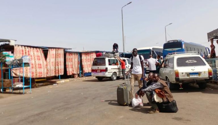 سودانيون فارون من المعارك بمحطة حافلات وادي كركر 