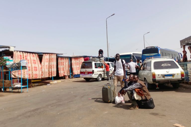 سودانيون فارون من المعارك بمحطة حافلات وادي كركر