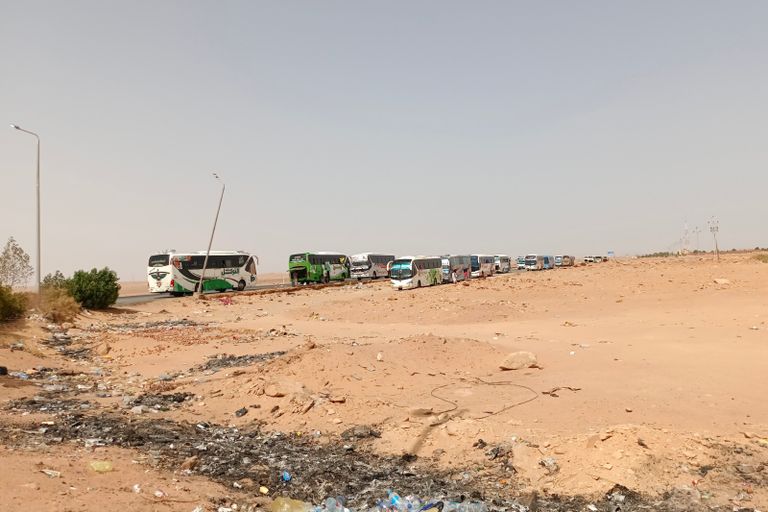 سودانيون فارون من المعارك بمحطة حافلات وادي كركر