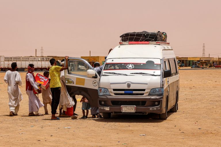 سودانيون فارون من المعارك بمحطة حافلات وادي كركر