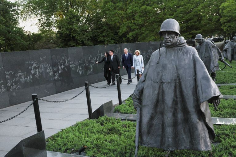 بايدن ويون خلال زيارة إلى النصب التذكاري لقدامى المقاتلين في الحرب الكورية