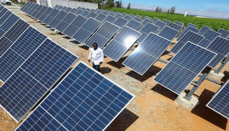 ألواح شمسية في جنوب أفريقيا - رويترز