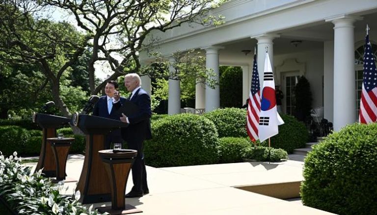 رئيس كوريا الجنوبية يون سيوك-يول ونظيره الأمريكي جو بايدن خلال قمة مشتركة