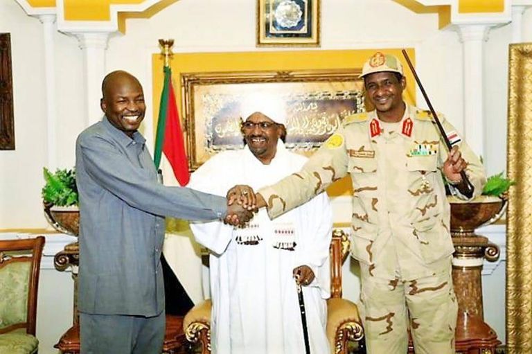 عمر البشير يتوسط حميدتي وهارون - أرشيفية