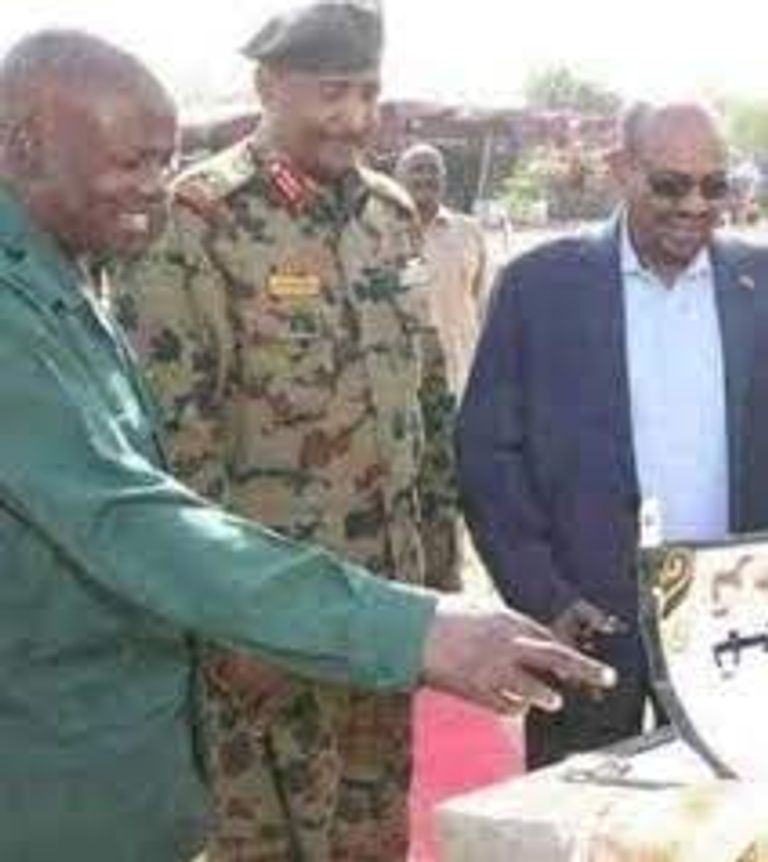 عبد الفتاح البرهان يتوسط عمر البشير وأحمد هارون - أرشيفية