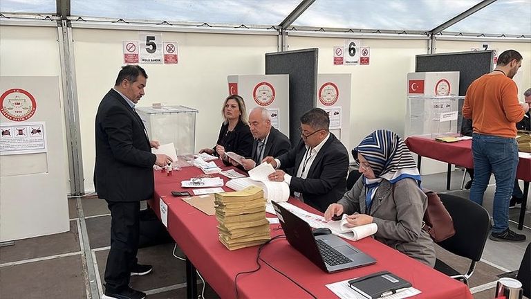 لافتة إعلانية للرئيس التركي رجب طيب أردوغان