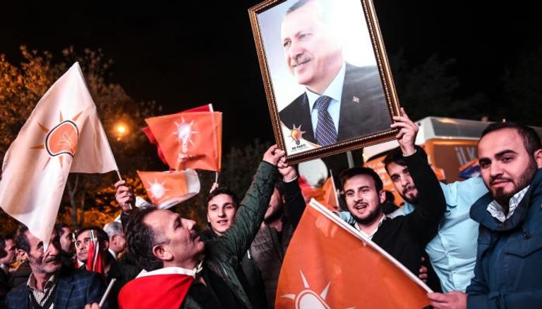 أنصار أردوغان يرفعون صورته