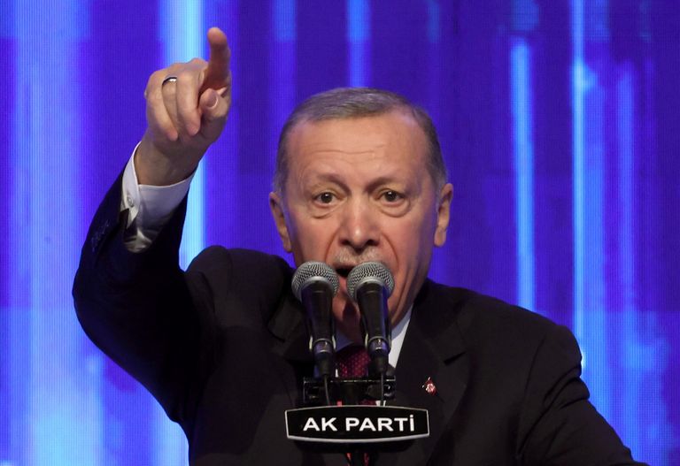 أنصار أردوغان يرفعون صورته