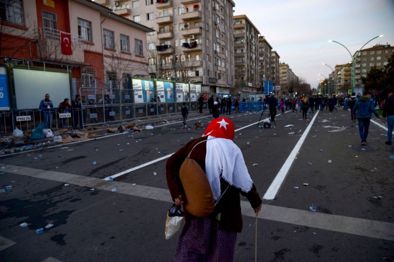 خيار وبصل وبطاطا على صور مرشحي المعارضة