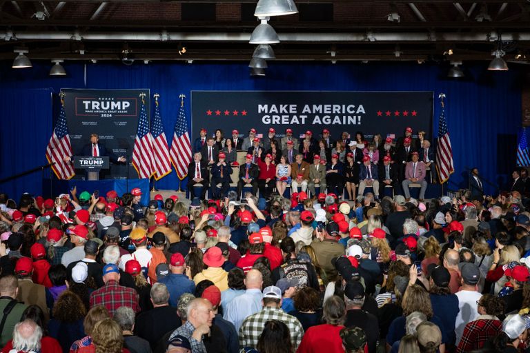 دونالد ترامب بين أنصاره في نيوهامشير