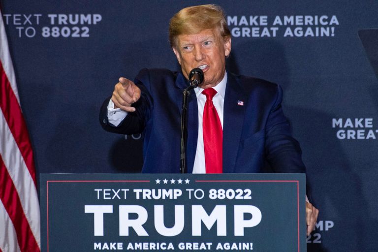 دونالد ترامب بين أنصاره في نيوهامشير