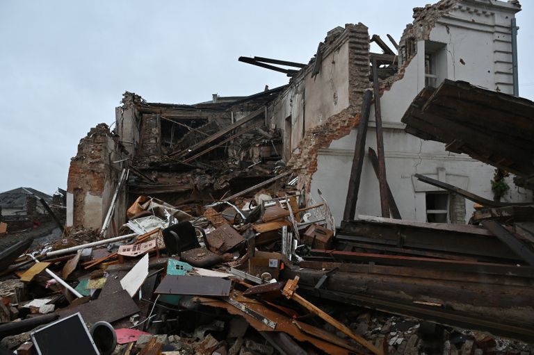 شرطي أوكراني مع كلبه في بلدة أفدييفكا