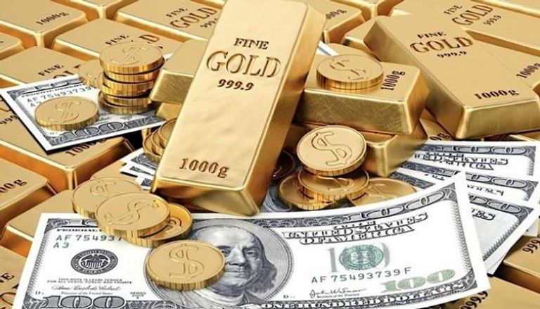سبائك ذهبية وأوراق نقدية من الدولار - أرشيفية