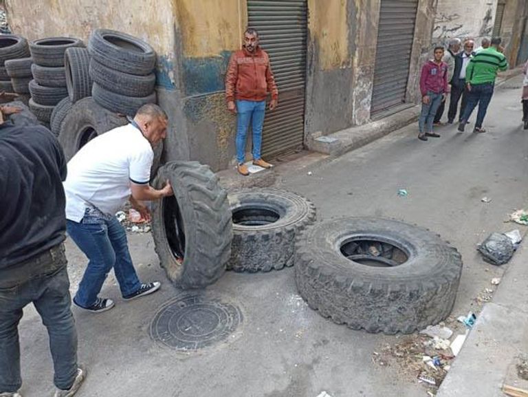 وضع حواجز حول العقار حفاظًا على أرواح المارة إخلاء سكان عقار مائل في مصر