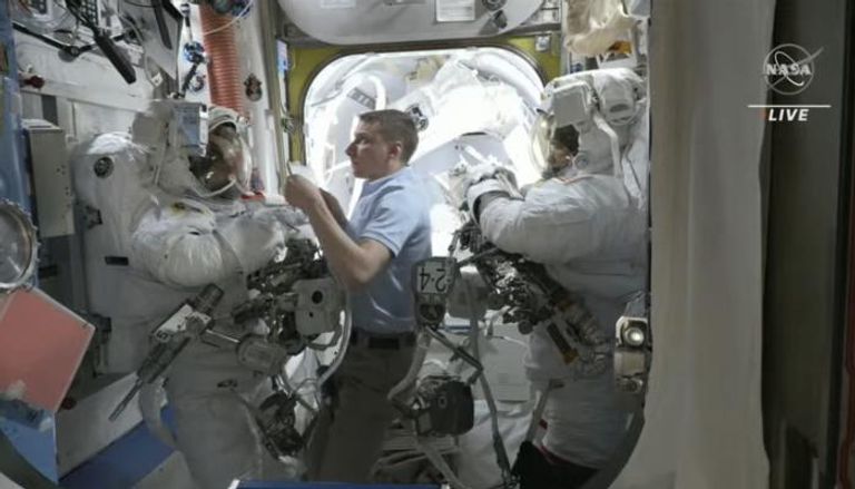 استعدادات رائد الفضاء الإماراتي سلطان النيادي