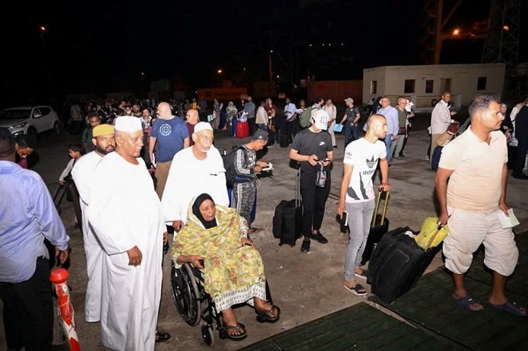 مواطنون من جنسيات مختلفة لدى إجلائهم من السودان