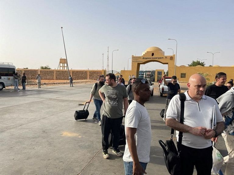 مواطنون من جنسيات مختلفة لدى إجلائهم من السودان