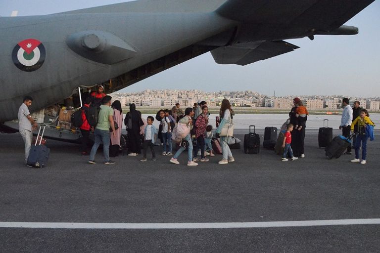 مواطنون من جنسيات مختلفة لدى إجلائهم من السودان