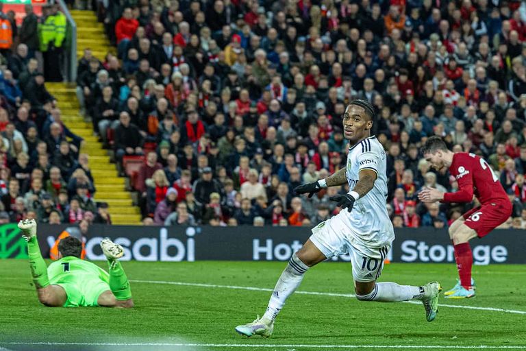 سامرفيل يحتفل بالتسجيل في ليفربول