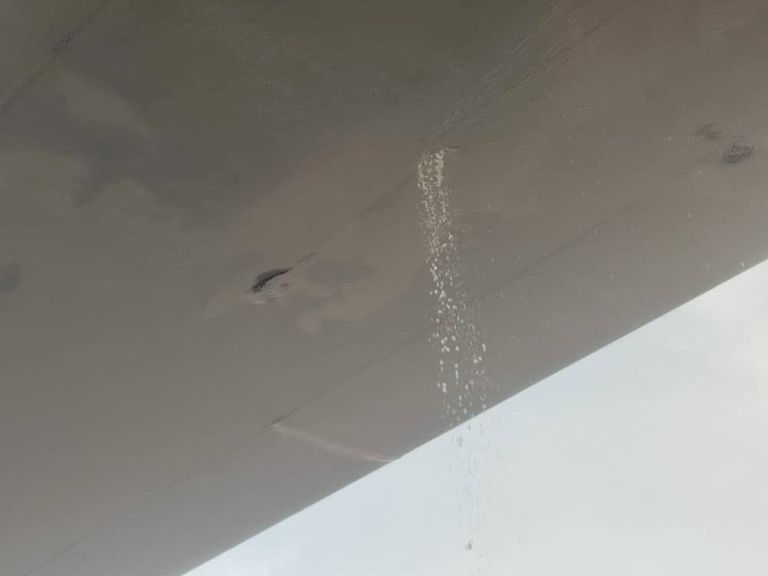 طائرة تركية تعرضت لإطلاق نار في مطار وادي سيدنا