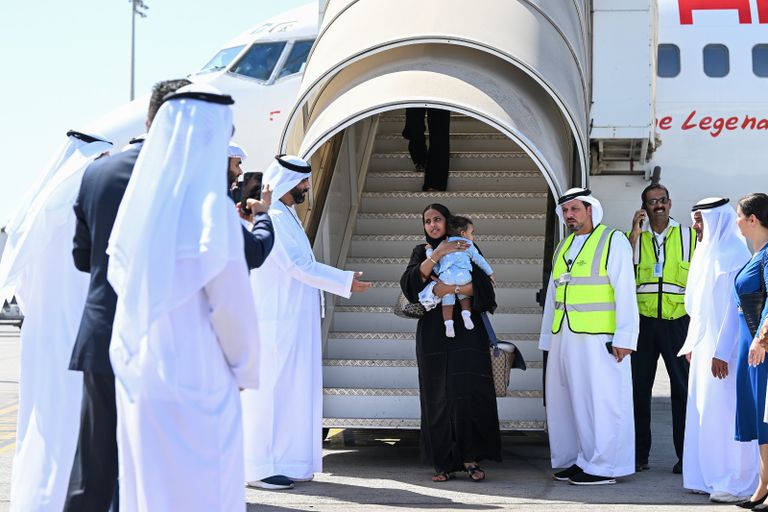 جانب من وصول رعايا 16 دولة إلى الإمارات