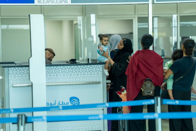 جانب من وصول رعايا 16 دولة إلى الإمارات