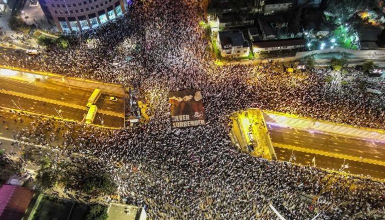 الحشود في تل أبيب الليلة