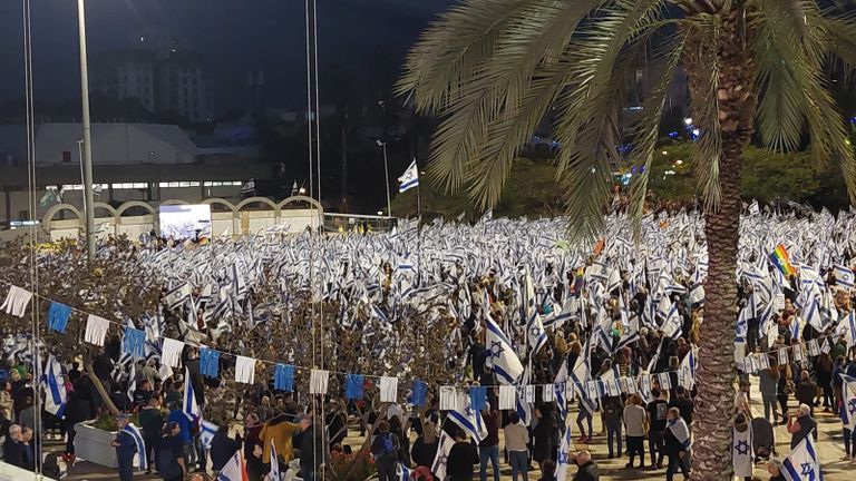 الحشود في تل أبيب الليلة