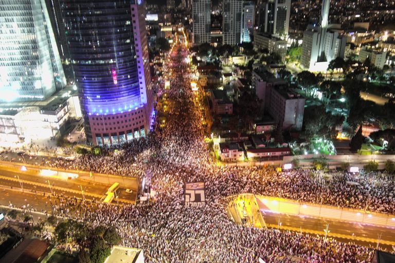 الحشود في تل أبيب الليلة