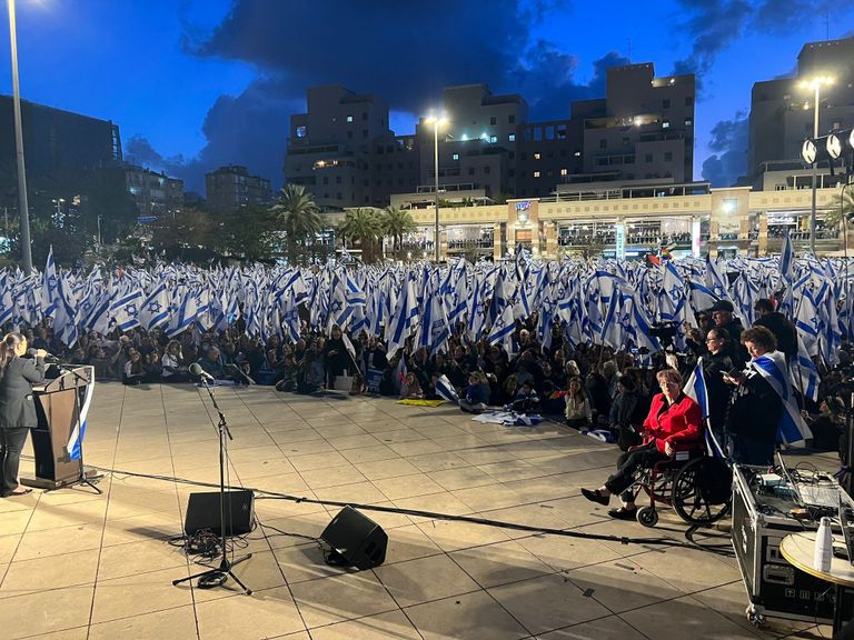 الحشود في تل أبيب الليلة