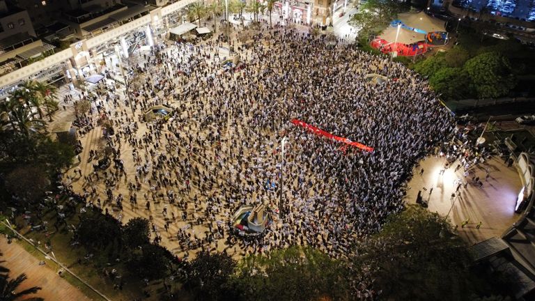 الحشود في تل أبيب الليلة