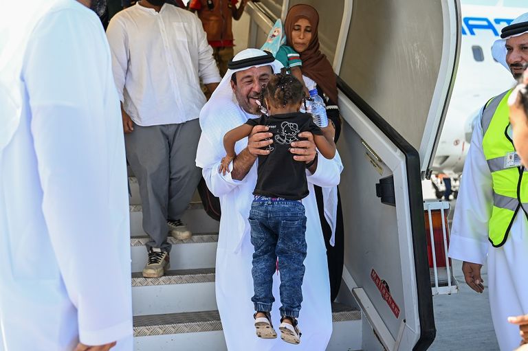 الإمارات تواصل جهود الإجلاء من السودان