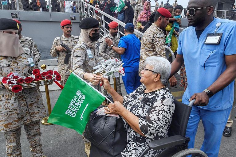 بريطانيون يسيرون باتجاه طائرة تابعة لسلاح الجو البريطاني أثناء الإجلاء إلى قبرص