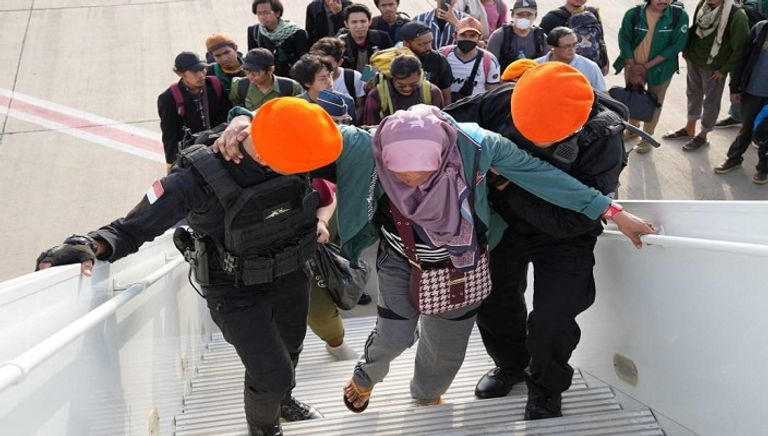 بريطانيون يسيرون باتجاه طائرة تابعة لسلاح الجو البريطاني أثناء الإجلاء إلى قبرص