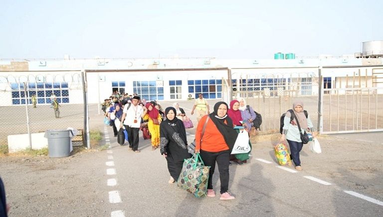 بريطانيون يسيرون باتجاه طائرة تابعة لسلاح الجو البريطاني أثناء الإجلاء إلى قبرص