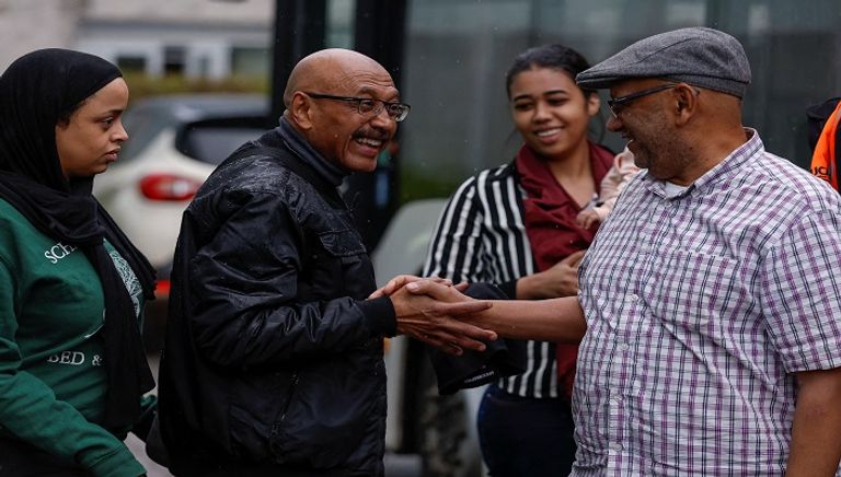 بريطانيون يسيرون باتجاه طائرة تابعة لسلاح الجو البريطاني أثناء الإجلاء إلى قبرص